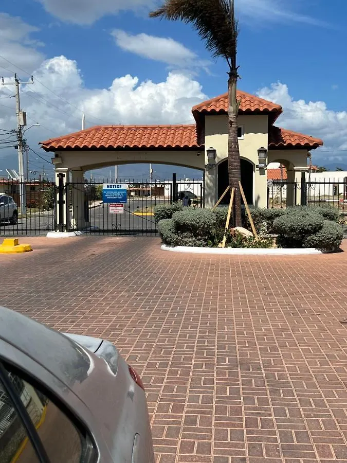 Apartamento Large Luxurious Beach Front At Bayfront Villa Portmore