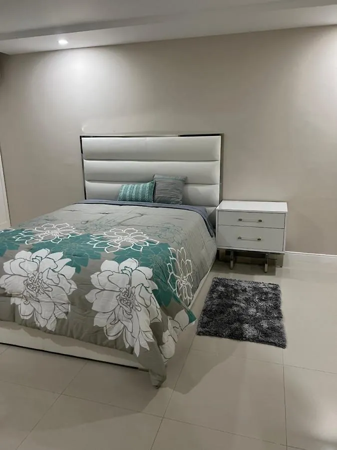 Large Luxurious Beach Front At Bayfront Villa Portmore Apartamento