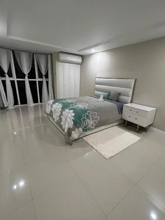 Large Luxurious Beach Front At Bayfront Villa Portmore Lägenhet